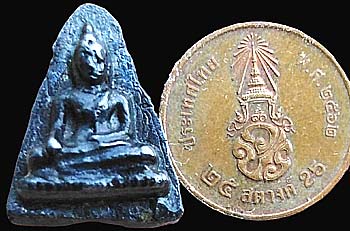 *หลวงพ่อวัดไร่ขิง พิมพ์สามเหลี่ยม หลังชื่อ ปี๒๕๐๕ เนื้อเมฆพัตร*