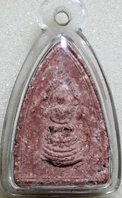 *พระผงปางประทานพร หลังพระประจำวัน หลวงปู่เฮี้ยง วัดป่าฯ ชลบุรี ปี๒๕๐๕*