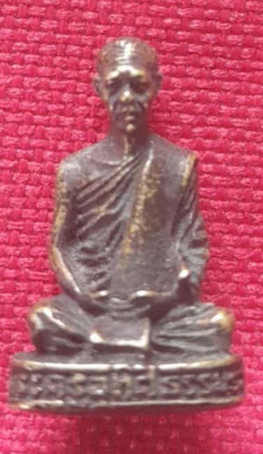 รูปหล่อ หลวงพ่อโฉม วัดเขาปฐวี จ.อุทัยธานี