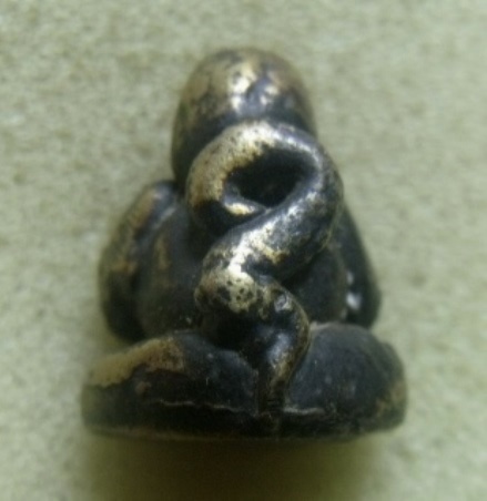 **เบาๆ**พระปิดตามหาลาภ หลังยันต์ เนื้อทองผสม เก่าๆ ไม่ทราบที่**เนื้อจัด สวยๆ เชิญชมครับ