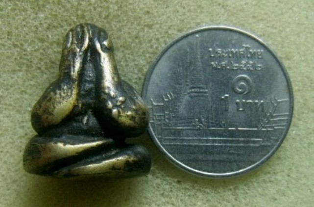 **เบาๆ**พระปิดตามหาลาภ หลังยันต์ เนื้อทองผสม เก่าๆ ไม่ทราบที่**เนื้อจัด สวยๆ เชิญชมครับ