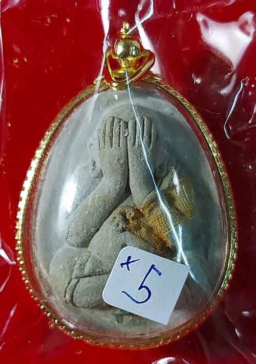 พระปิดตาสารพัดดีหลวงพ่อคูณ เนื้อผงธูป แช่น้ำมนต์+ฝังตะกรุด+จีวรหลวงปู่ทิม ออกวัดบ้านคลอง ปี2538