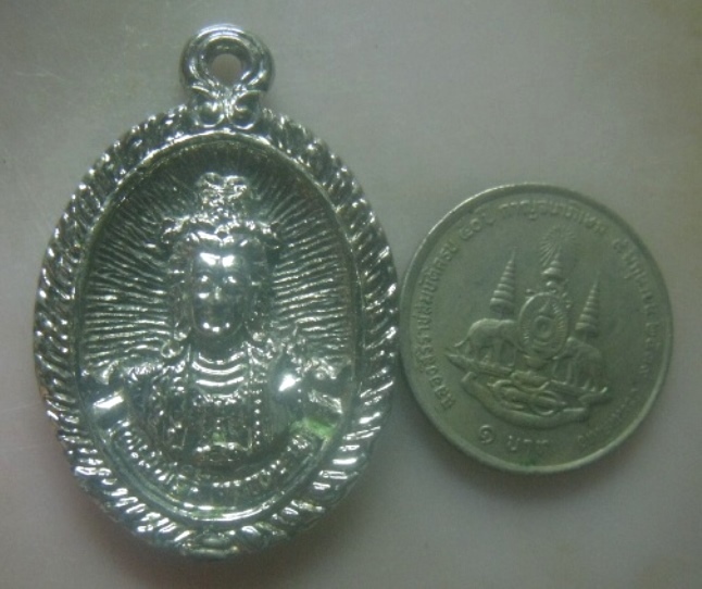 **เบาๆ**เหรียญหล่อพระมหาโพธิสัตว์กวนอิม กวนอิมธรรมสถาน หลังหนังสือจีน**กะไหล่เงินสวยๆ เชิญชมครับ