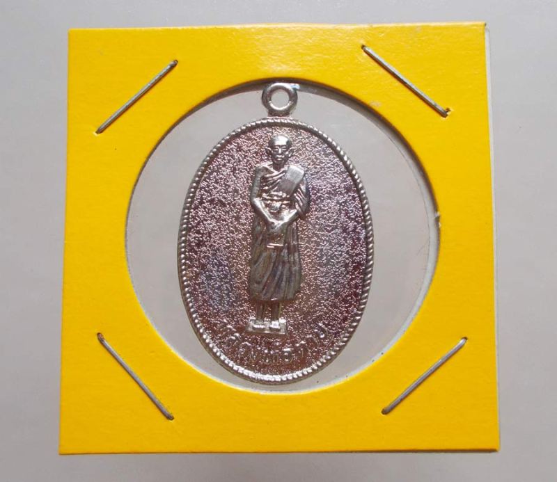 เหรียญพิมพ์ยืน หลวงพ่อตาบ วัดมะขามเรียง จ.สระบุรี { รุ่น 6 } ปี 2527 ครับ