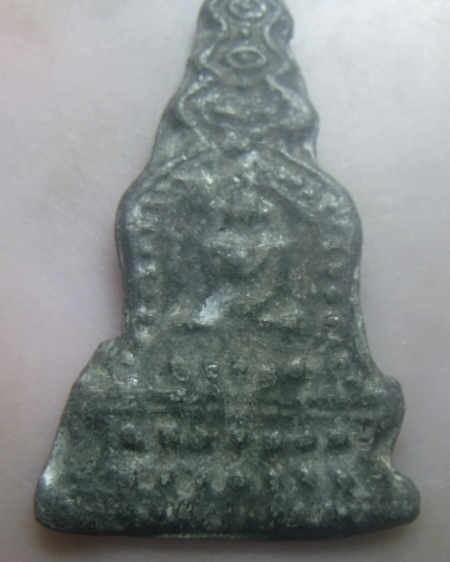 **เบาๆ**พระร่วงนั่งซุ้มปราสาท เนื้อชินตะกั่ว เก่าๆ ไม่ทราบที่**เนื้อจัด สวยๆ เชิญชมครับ 