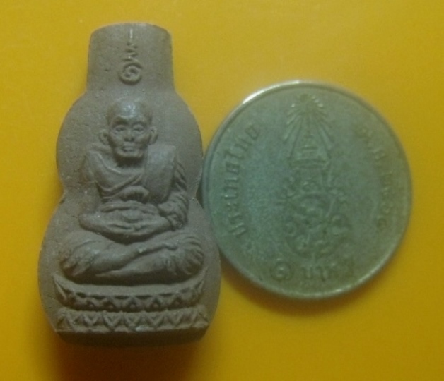 **เบาๆ**หลวงปู่ทวด เนื้อผงผสมว่าน พิมพ์น้ำเต้า รุ่นแรก วัดทรายขาว จ.สงขลา**หลังโรยแร่ สวยๆ