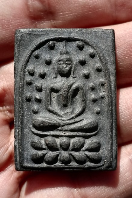 พระพิมพ์ปรกโพธิ์ ฐานบัว เนื้อดินผสมผงใบลานเผา หลังปลาดุก หลวงพ่อกวย วัดหนองอีดุก ปี 2515​ เคาะเดียว