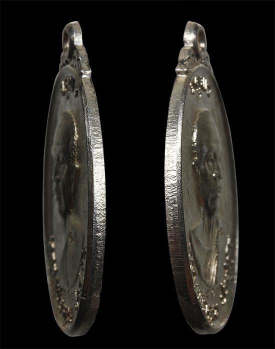 เหรียญหลวงพ่อคูณ ปริสุทโธ รุ่นจตุพรบารมีแผ่ไพศาล เนื้อเงิน ตอกโค๊ตและหมายเลข ออกปี2537