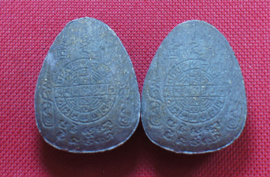 ปิดตานวะมหามงคล แซยิด 76ปี เนื้อผงใบลาน ตะกรุดเงิน 3 ดอก+โรยผงตะไบพระกริ่งทั้งด้านหน้าและหลัง ปี2542