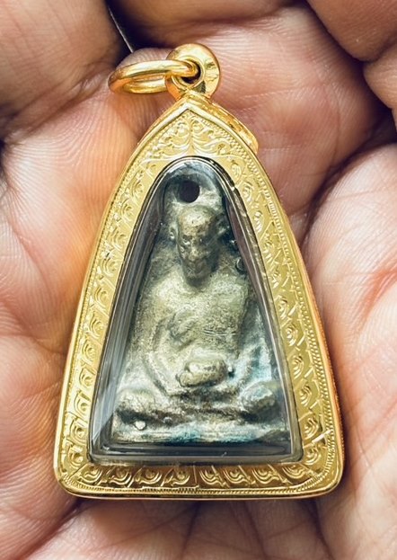 รูปหล่อโบราณระฆังเล็กสองหน้า หลวงพ่อทบ-หลวงพ่อเขียน  พิมพ์อุ้มบาตร เนื้อทองเหลืองผสม ออกวัดชนแดนปี25