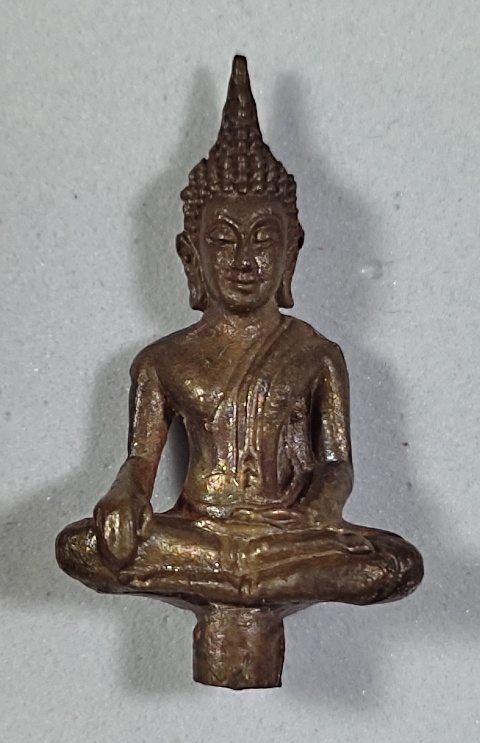 พระยอดธง รุ่น 5 ท้ายิง ครบรอบ 75 ปี หลวงพ่อคูณ ปริสุทโธ วัดบ้านไร่ เนื้อนวะโลหะ ตอก 2 โค้ด ปี 2541 ก