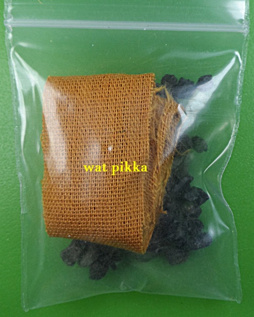 จีวร,แร่ หลวงพ่ออุทัย วัดเกาะตาพุด ราชบุรี .D377..