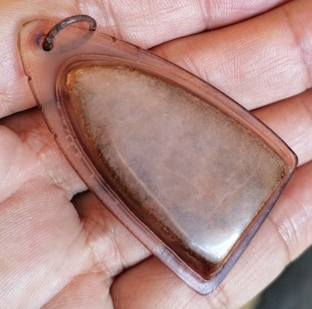 พระเนื้อดินเลี่ยมเก่าๆไม่ทราบที่ เคาะเดียว    