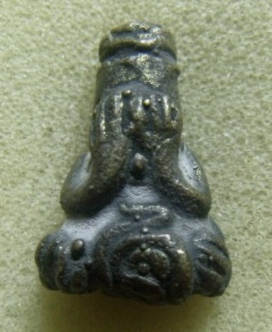 **เบา​ๆ​**พระปิดตาหล่อโบราณ หลังยันต์ เนื้อทองผสม เก่าๆ เนื้อจัด ไม่ทราบที่**สวยๆ เชิญชมครับ