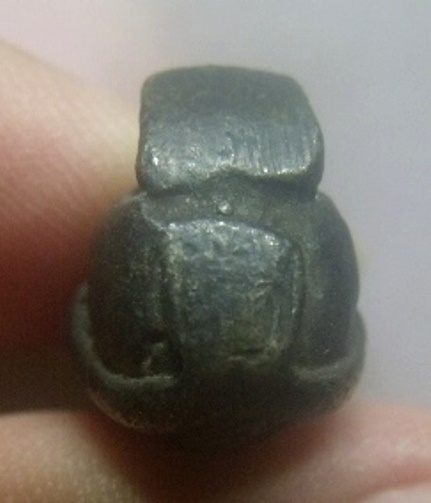 **เบา​ๆ**พระปิดตามหาอตม์ พิมพ์นั่งชันเข่า หลังยันต์ เนื้อสำริดแก่เงิน เก่าๆ ไม่ทราบที่**เนื้อจัดสวยๆ