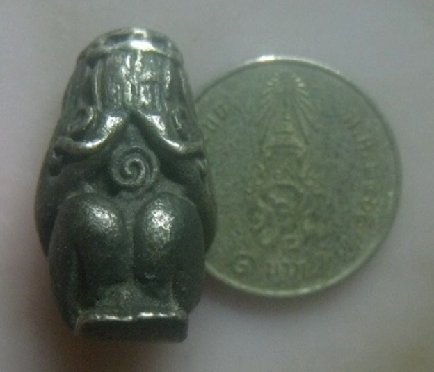 **เบา​ๆ**พระปิดตามหาอตม์ พิมพ์นั่งชันเข่า หลังยันต์ เนื้อสำริดแก่เงิน เก่าๆ ไม่ทราบที่**เนื้อจัดสวยๆ