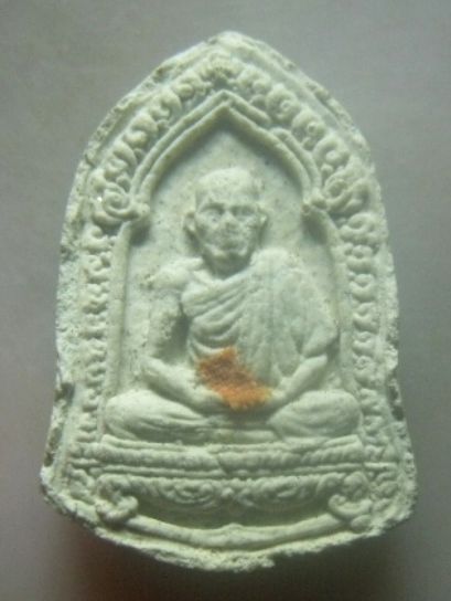 **เบา​ๆ​**พระผงรูปเหมือน หลวงพ่อเกษม เขมโก ที่ระลึกวันครบ ๖ รอบ ปี ๒๕๒๖**ฝังจีวร สวยๆ