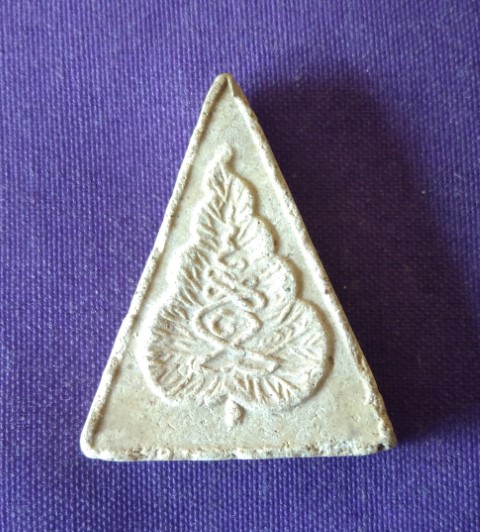 พระผงหลังใบโพธิ์ หลวงพ่อเขียน วัดสำนักขุนเณร พ.ศ. 2516