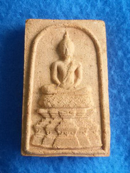 สมเด็จพระพุทธสิหิงค์ หลังองค์พระปฐมเจดีย์ จ. นครปฐม พ.ศ. 2517