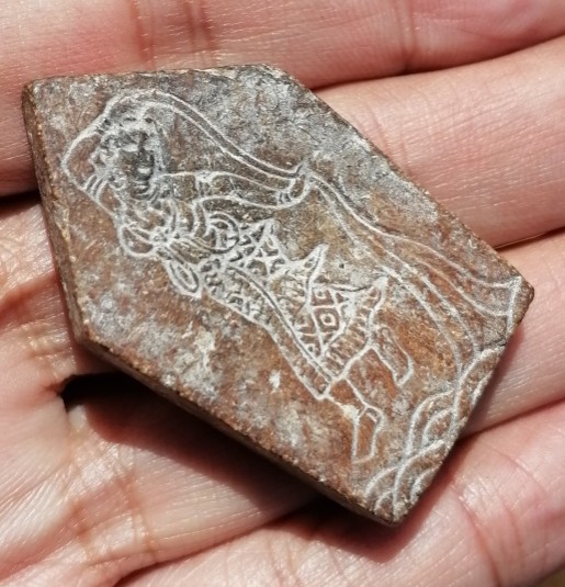 พระขุนแผนหลังแม่ธรณีบีบมวยผม​ หลวงพ่อกวย​ วัดโฆษิตาราม​ เนื้อดิน​ ยุคต้น​ เคาะเดียว    