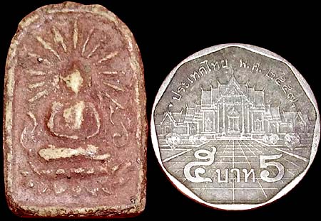 *พิมพ์เล็บมือรัศมี ท่านเจ้าจุ้ย วัดสามปลื้ม กทม. ผงพุทธคุณจุ่มรัก หลังยันต์อัง ปี๒๔๗๕*