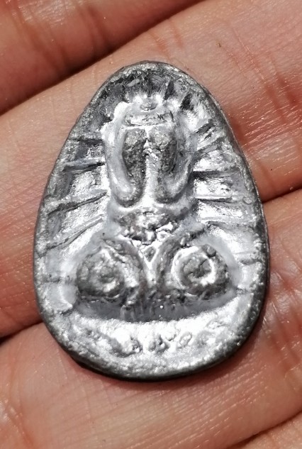 พระปิดตานะหัวเข่าพิมพ์รัศมี เจ้าคุณผล วัดหนัง กรุงเทพ ปี 2509 เนื้อตะกั่ว​ มีจาร เคาะเดียว