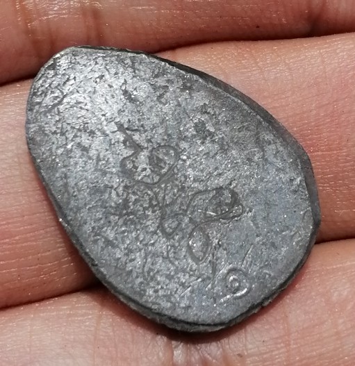 พระปิดตานะหัวเข่าพิมพ์รัศมี เจ้าคุณผล วัดหนัง กรุงเทพ ปี 2509 เนื้อตะกั่ว​ มีจาร เคาะเดียว