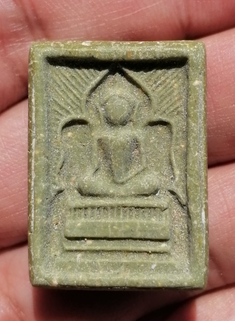 พระสมเด็จแหวกม่าน​ พิมพ์อกใหญ่​ หลังปั๊มตราวัด​ เนื้อเขียวก้านมะลิ​ หลวงพ่อกวย​ ปี​ 2515 เคาะเดียว  