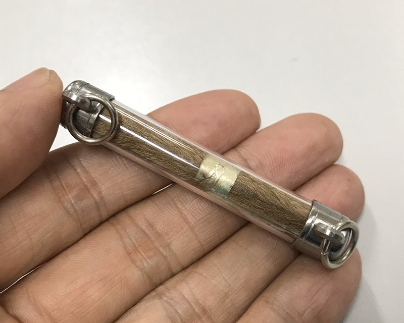 ตะกรุดหนังเสือรุ่นแรก หลวงปู่นาม วัดน้อยชมภู่ สุพรรณบุรี ตอกโค้ตทั้งแผ่นเงินในตะกรุดและหัวหลอดตะกรุด