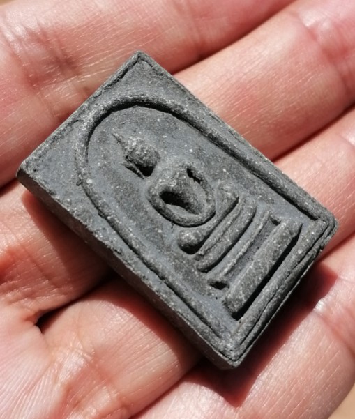 พระสมเด็จพิมพ์ใหญ่(เอวเล็ก)​ หลังพระสิวลี​ เนื้อเผงใบลาน​ หลวงพ่อกวย​ วัดโฆษิตาราม​ ปี​ 2515 เคาะเดี