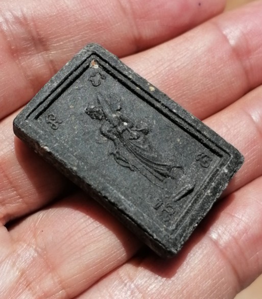 พระสมเด็จพิมพ์ใหญ่(เอวเล็ก)​ หลังพระสิวลี​ เนื้อเผงใบลาน​ หลวงพ่อกวย​ วัดโฆษิตาราม​ ปี​ 2515 เคาะเดี