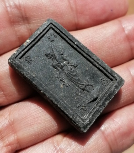 พระสมเด็จพิมพ์ใหญ่(เอวเล็ก)​ หลังพระสิวลี​ เนื้อเผงใบลาน​ หลวงพ่อกวย​ วัดโฆษิตาราม​ ปี​ 2515 เคาะเดี