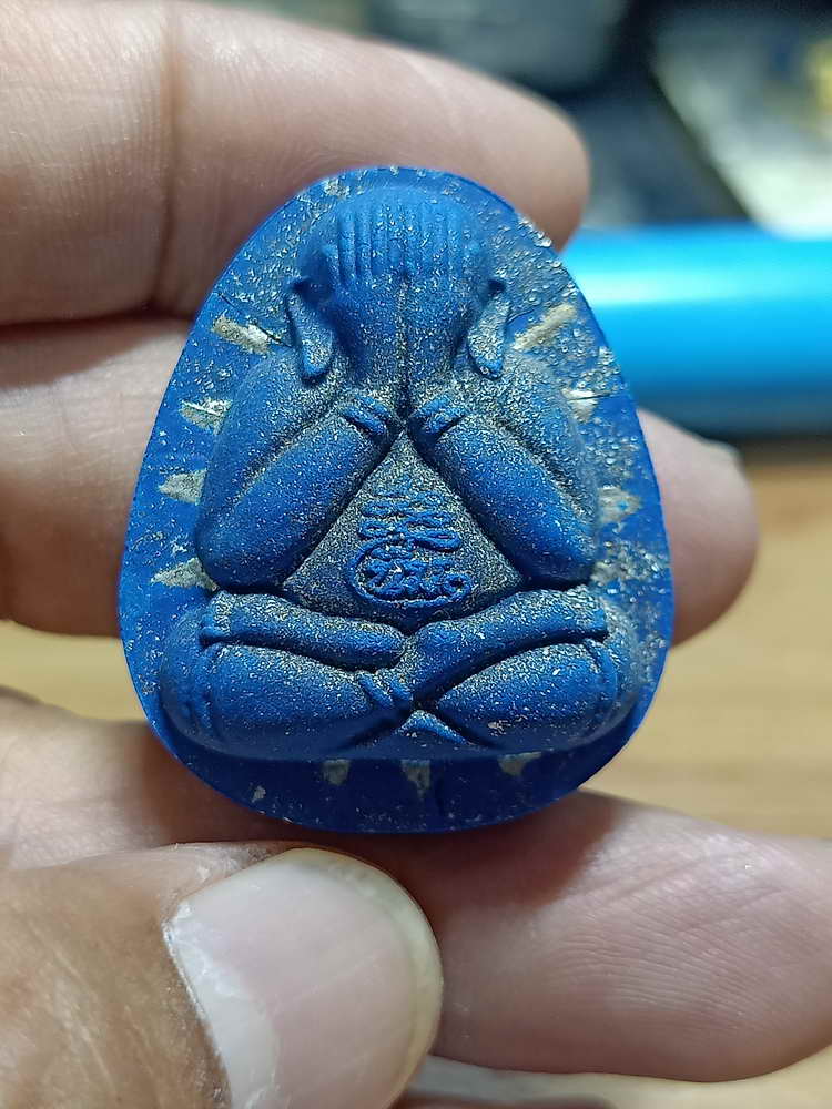 4-239 พระผงปิดตาหลังแบบ มหาราย หลวงปู่นิ่ม วัดพุทธมงคล จ.สุพรรรณบุรี 2566 เลข 54 กล่องเดิม