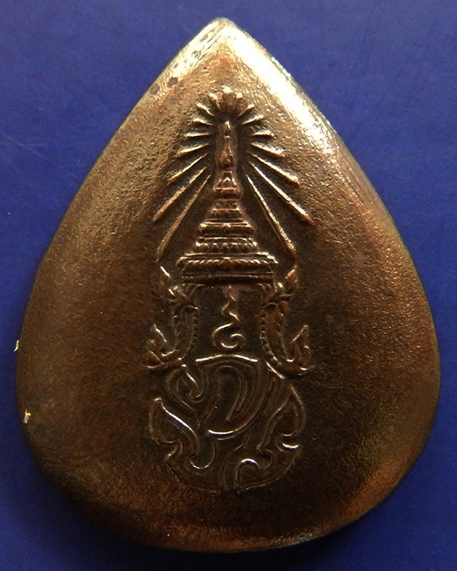 15.พระพุทธสิงหธรรมมงคล หลังภปร. เนื้อนวโลหะ พิธีใหญ่ วัดบวรฯ-วัดพระแก้ว พ.ศ. 2547 กล่องเดิม