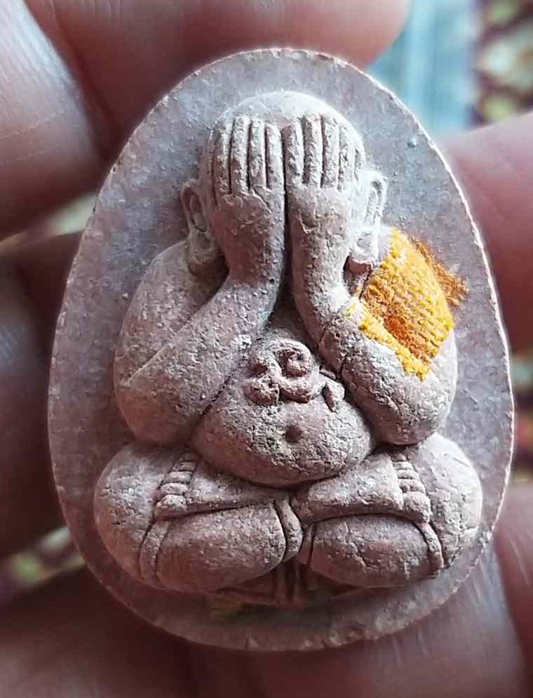 พระปิดตาสารพัดดีหลวงพ่อคูณ เนื้อผงกระเบื้องหลังคาโบสถ์ ฝังตะกรุด+จีวรหลวงปู่ทิม ออกวัดบ้านคลอง ปี253