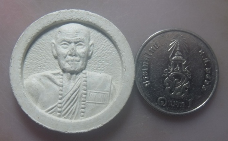 **เบาๆ**พระผงจันทร์ลอย หลวงปู่หล้า(ตาทิพย์) วัดป่าตึง จ.เชียงใหม่ ปี ๒๕๓๔**หลังยันต์ สวยๆ