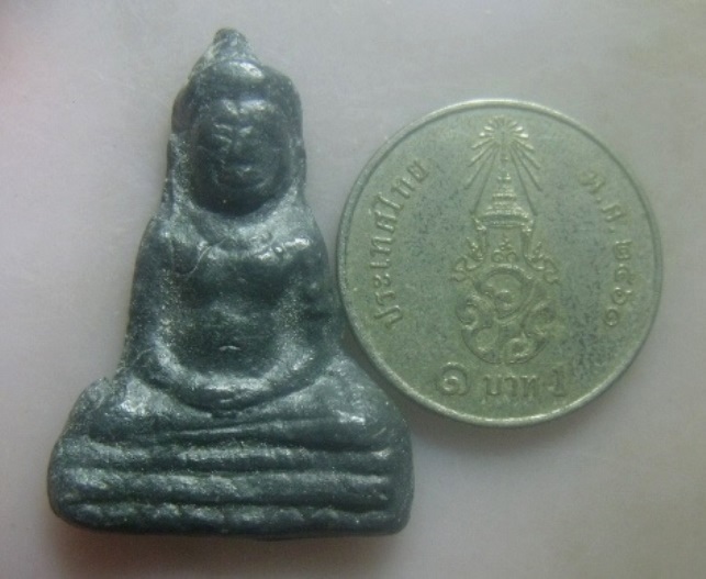 **เบาๆ**พระร่วงนั่ง เนื้อชินหลังลายผ้า เก่าๆ ไม่ทราบที่**สวยๆ เชิญชมครับ