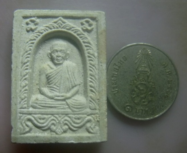 **เบา​ๆ**พระผงรูปเหมือนหลวงพ่อเกษม รุ่นสร้างอุโบสถ วัดป่ารวก จ.ลำปาง ปี ๒๕๓๖**ลพ.เกษม อธิษฐานจิตปลุก