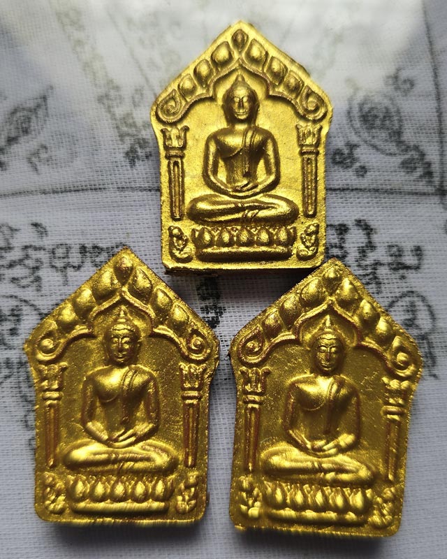 3 องค์ พระขุนแผนพรายกุมารพิมพ์ใหญ่ หลวงพ่อคูณ วัดบ้านไร่ 2557 เนื้อแดงทาทอง หลังตะกรุดเงิน 2 ดอก