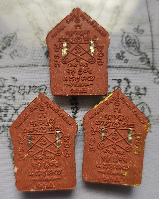 3 องค์ พระขุนแผนพรายกุมารพิมพ์ใหญ่ หลวงพ่อคูณ วัดบ้านไร่ 2557 เนื้อแดงทาทอง หลังตะกรุดเงิน 2 ดอก