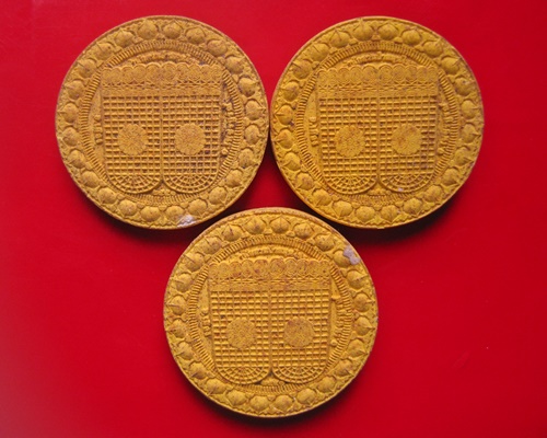 พระผง กินไม่ไหว ใช้ไม่หมด หลวงปู่ลมัย(ละมัย) วัตถุมงคลยุคต้น  เส้นผ่านศูนย์กลาง 3.9 ซม.