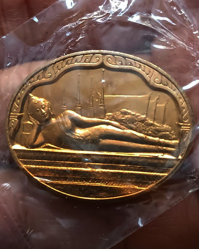 20.เหรียญพระนอน หลัง ภปร. พิธีใหญ่วัดโพธิ์ ฉลองในหลวงพระชนมายุครบ 5 รอบ พ.ศ. 2530 ไม่ผ่านการใช้ ซองเ