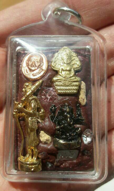 สมเด็จพิมพ์ใหญ่ เนื้อหินสีหยกแกะ  หลวงปู่หงษ์ พรหมปัญโญ ด้านหลังจัดเต็ม จ.สุรินทร์ เคาะเดียว