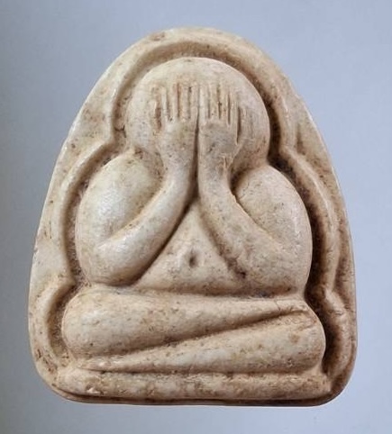 พระปิดตากระบองไขว้ หลวงพ่อพูลทรัพย์ วัดอ่างศิลา จ.ชลบุรี เนื้อผง