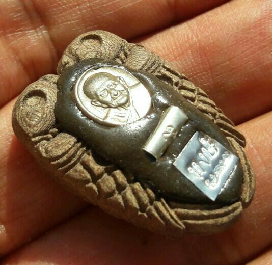 สาริกาไม้มะยม​ หลวงปู่หงษ์ พรหมปัญโญ ด้านหลังจัดเต็ม วัดเพชรบุรี จ.สุรินทร์ เคาะเดียว   