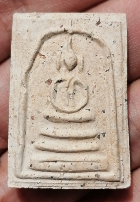 พระสมเด็จบางขุนพรหม พิธีวัดบางขุนพรหมปี 47 ผสมมวลสารเก่า พิมพ์สังฆฏาติมีหู เนื้อแห้งๆ กล่องเดิม เคาะ