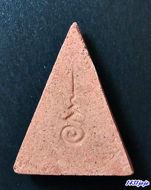 พระผงพิมพ์นางพญา หลังยันต์อุ เนื้อแดง หลวงปู่เหมือน วัดกำแพง จ.ชลบุรี ปี2522 