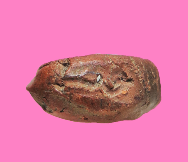 พระเม็ดบัวเนื้อดินก้นจาร เก่า