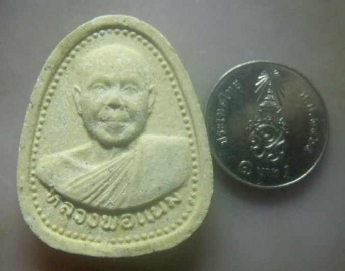 **เบาๆ**พระผงรูปเหมือนหลวงพ่อแนม วัดเขาหน่อ อ.บรรพตวิสัย จ.นครสวรรค์**หลังยันต์ สวยๆ