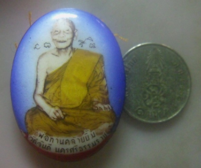 **เบา​ๆ​**ล็อคเก็ตจัมโบ้พ่อท่านคล้ายยิ้ม วัดจันดี พิมพ์เต็มองค์**หลังผ้าจีวร เส้นเกศา ตะกรุด 3 ดอก